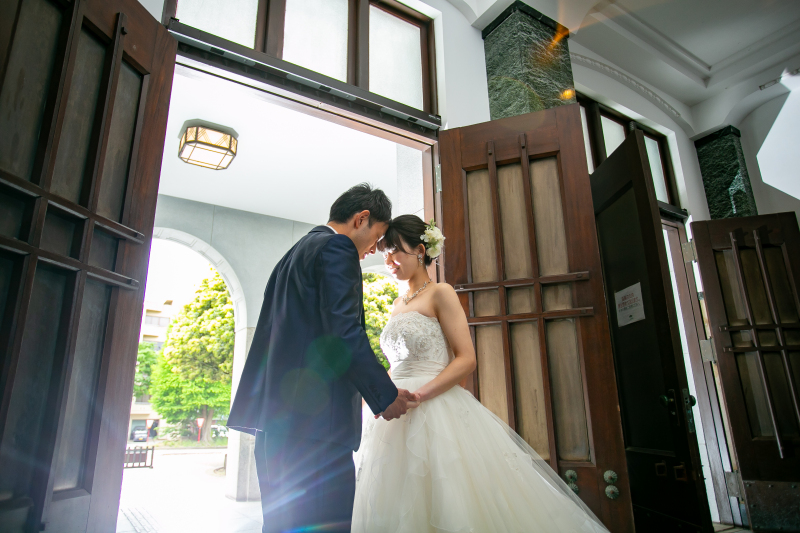 木漏れ日を背景に