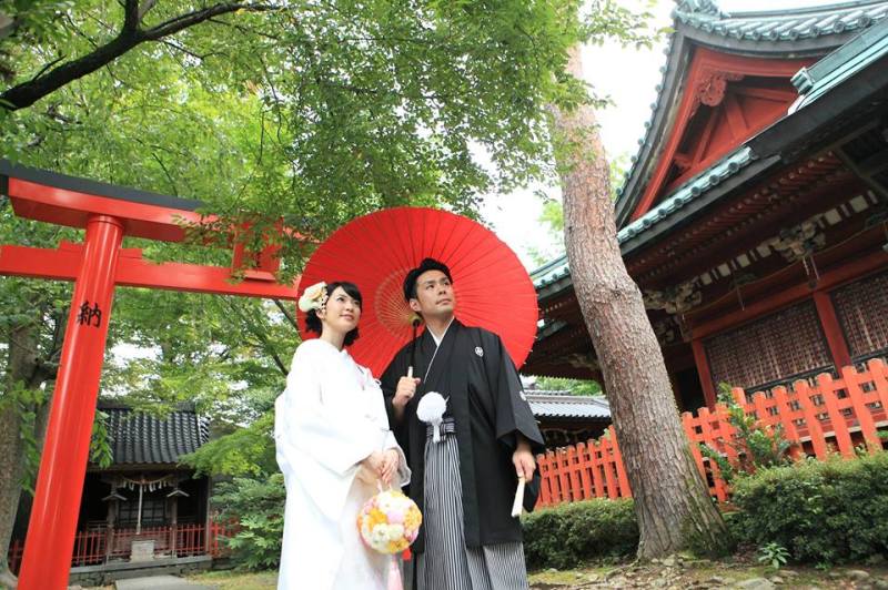 鳥居をバックに