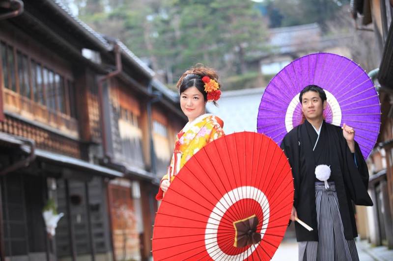 番傘を持ちながら