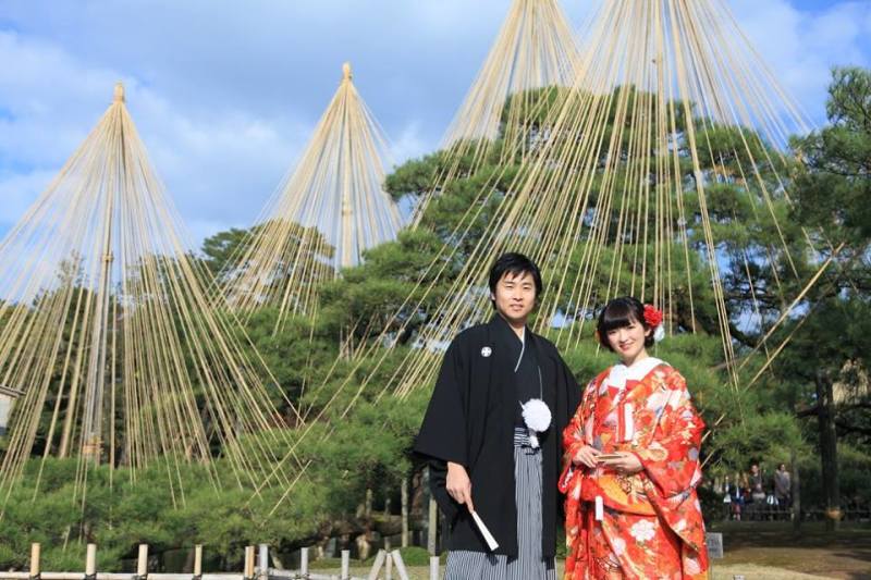 雪吊りをバックに