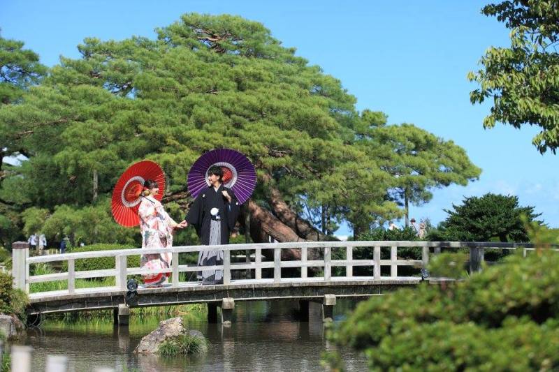 二人仲良く手をつなぎながら