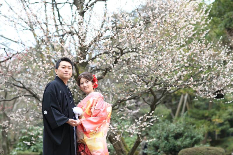 手を取り合いながら