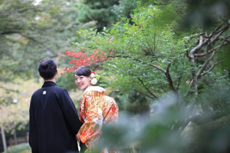 振り向きながら