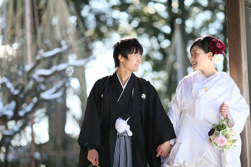 雪つりをバックに