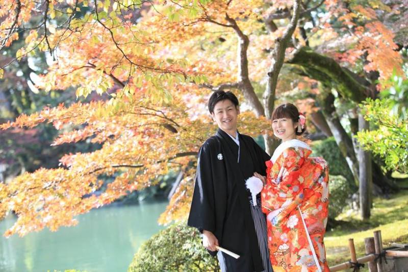 霞が池を背景に