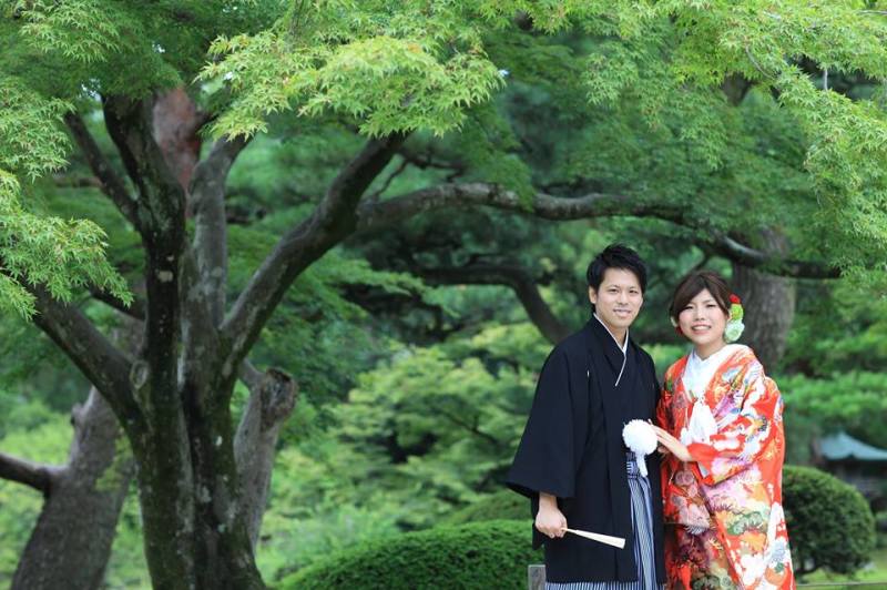 新緑をバックに