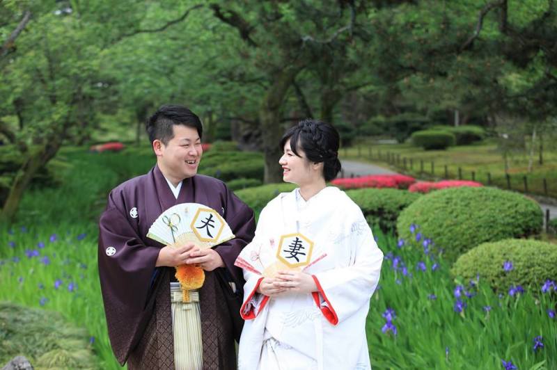 曲水をバックに