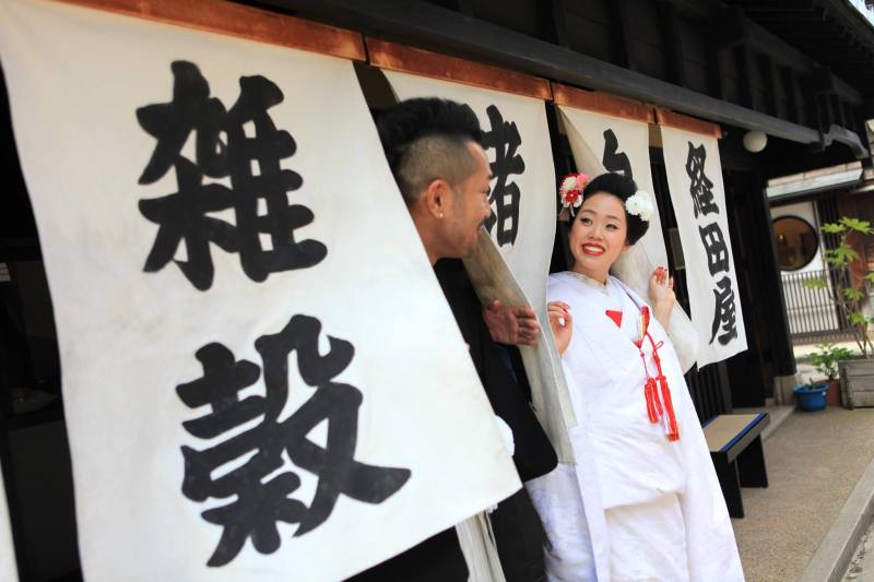 暖簾からこんにちは