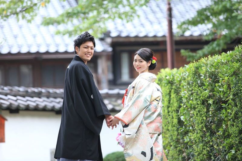 振り向きながら