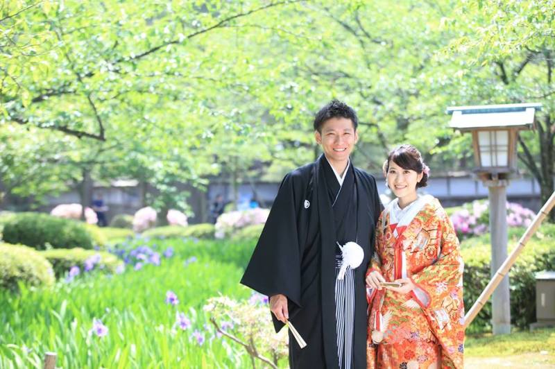 カキツバタを背景に