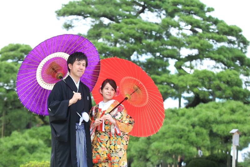 番傘を持ちながら