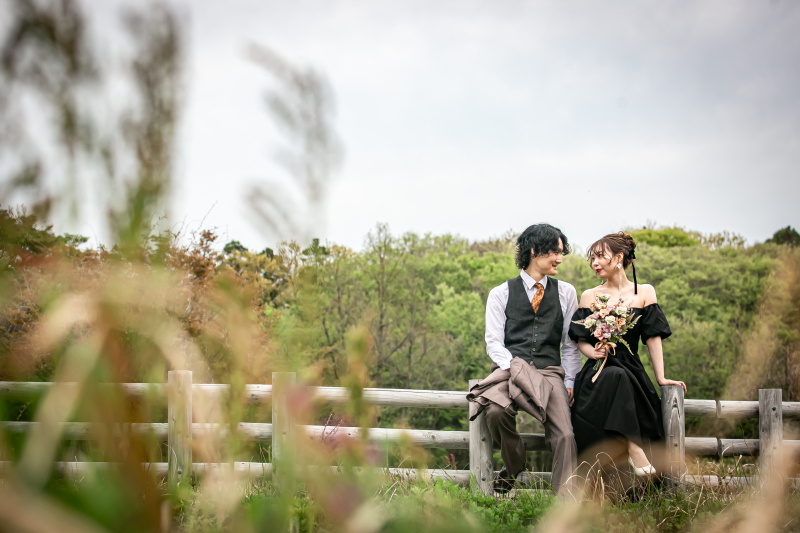 牧草地を背景に