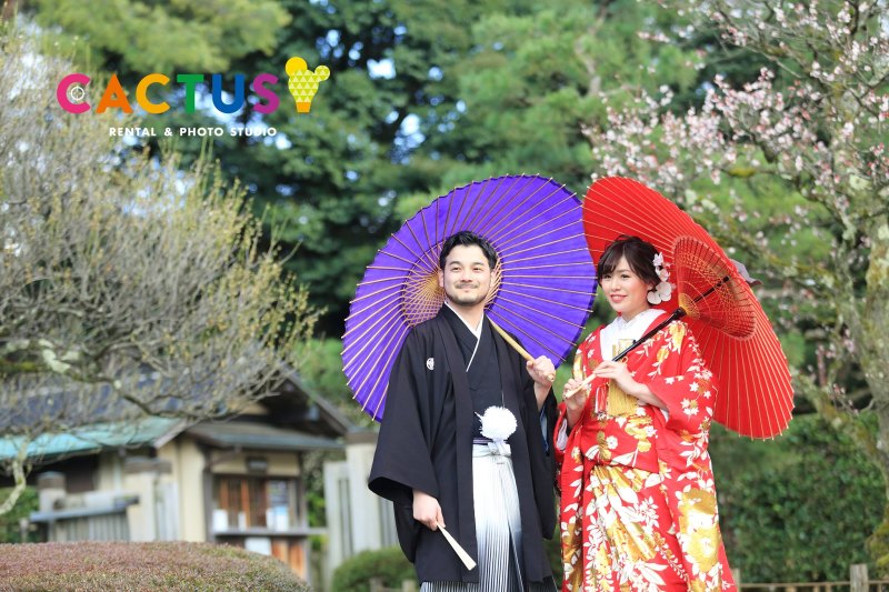 番傘を指しながら