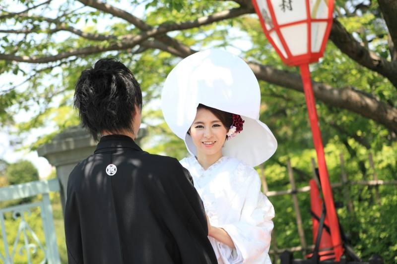 振り向きながら