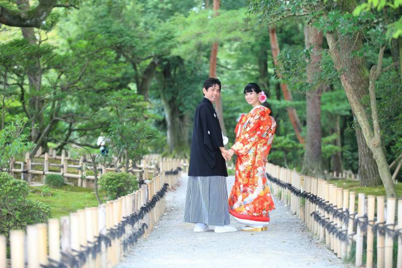 振り向きながら