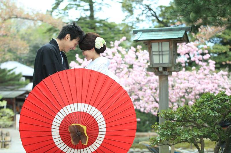 八重桜をバックに