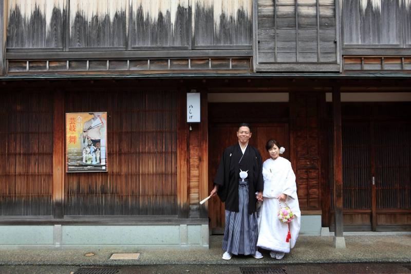 町家をバックに