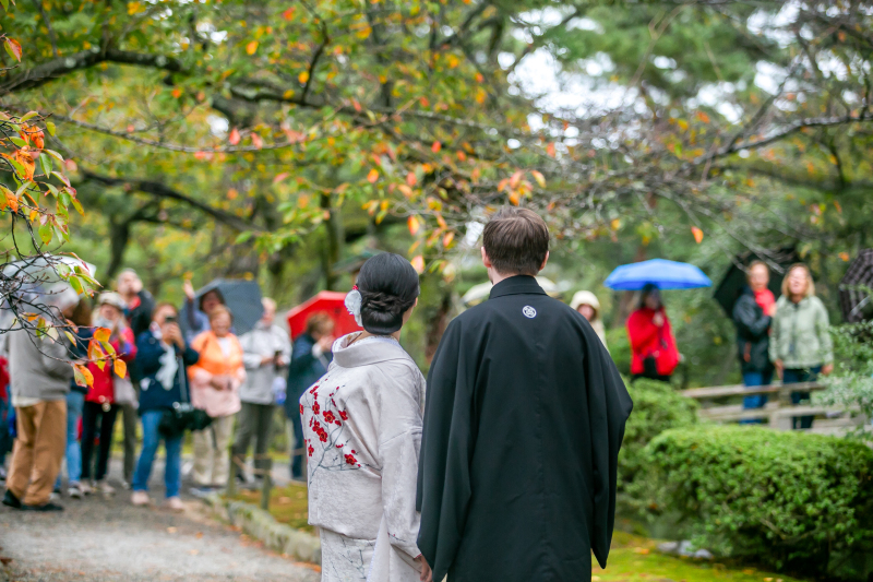 大勢の観光客に祝福されて。