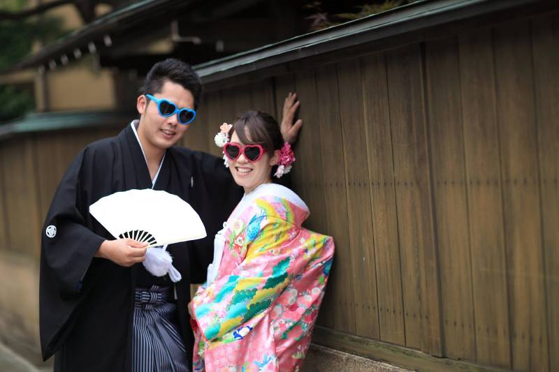 壁ドン with サングラス