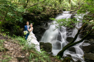 滝を感じる大自然の中で