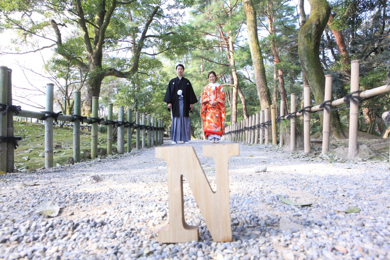 文字の上に立つイメージで