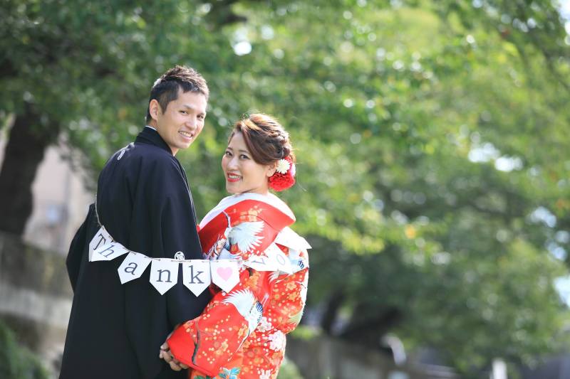 振り向きながら