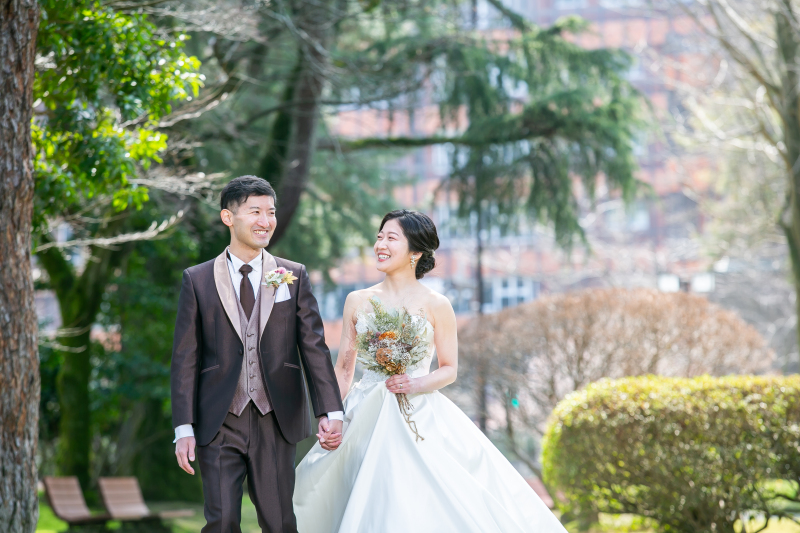 自然な雰囲気で散策されるお二人