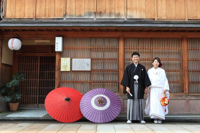 町家をバックに