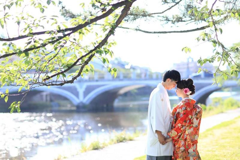 メガネ橋をバックに。