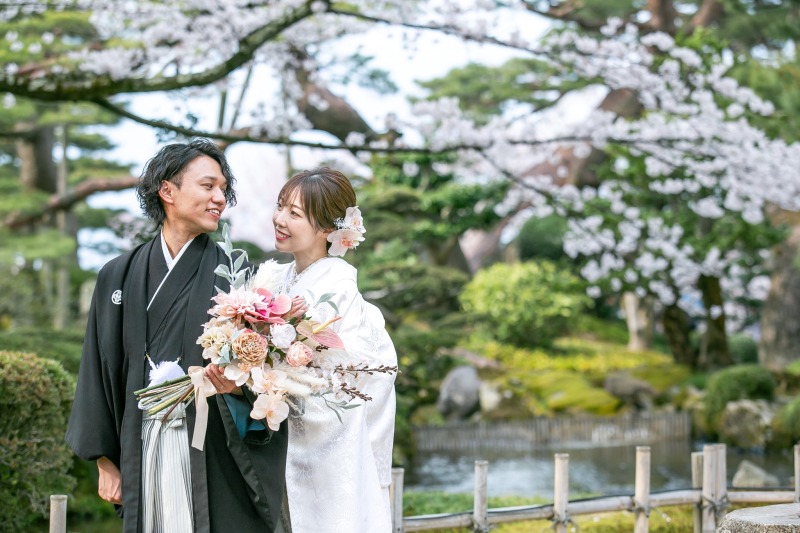 桜を背景に笑顔で談笑