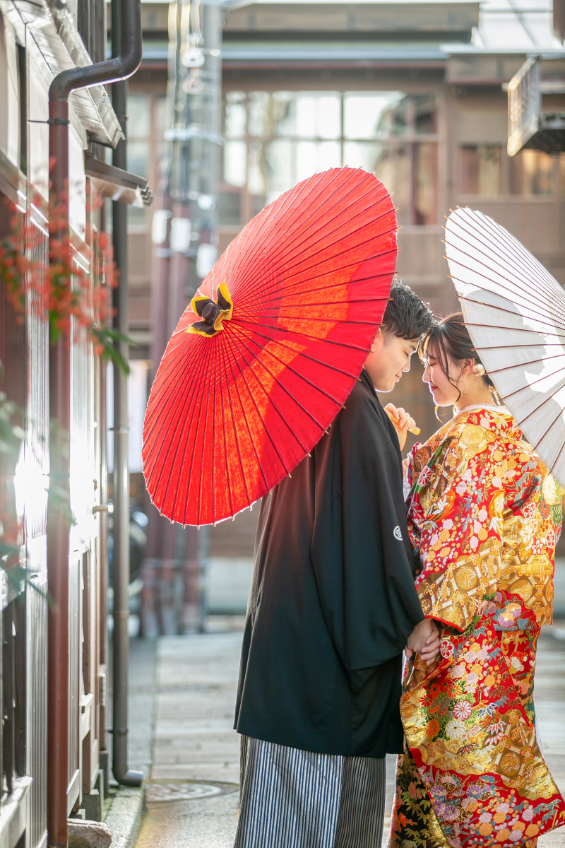 灯に照らされて