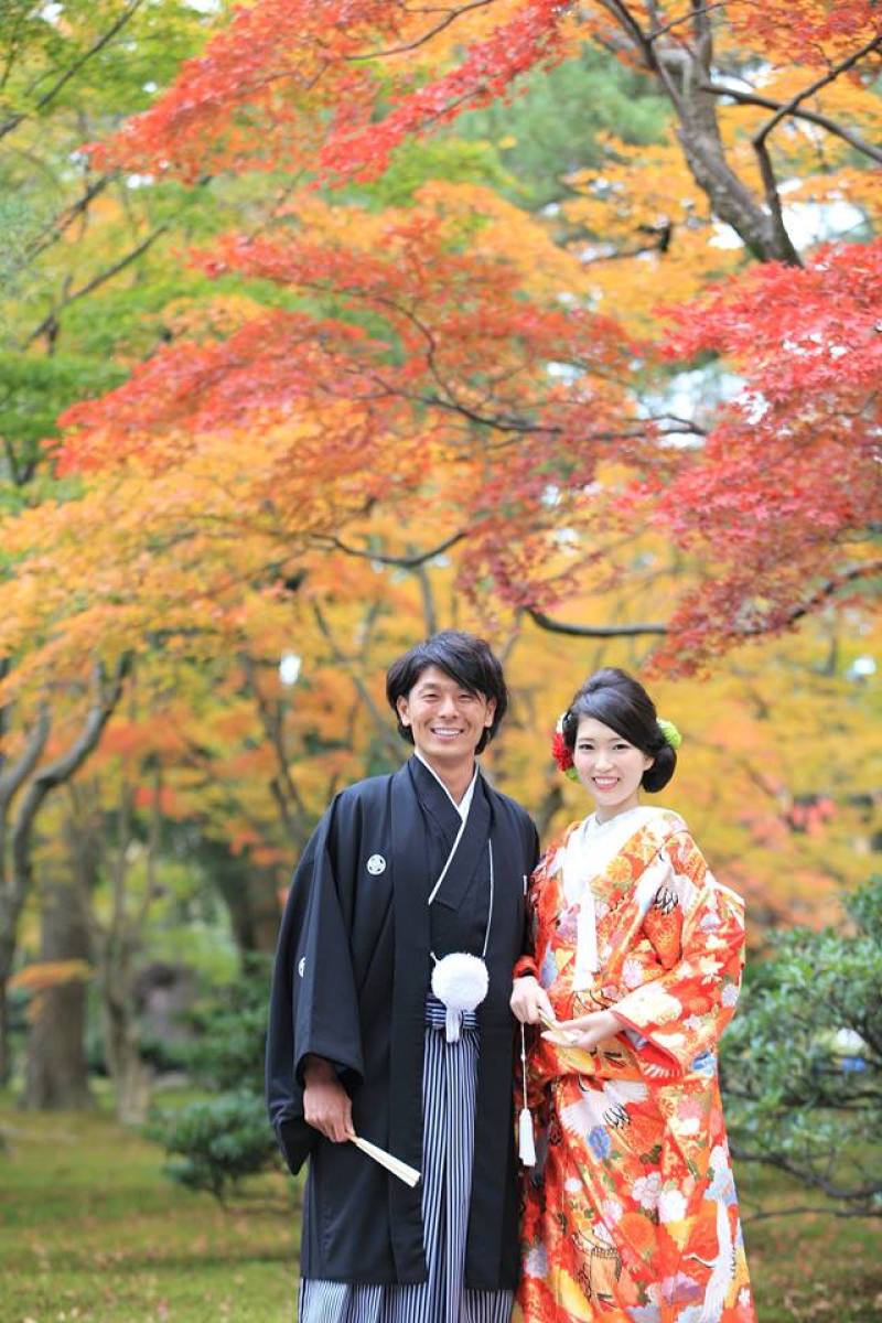 紅葉をバックに