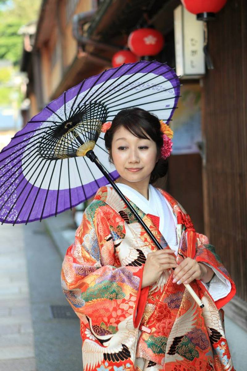 ぼんぼりをバックに