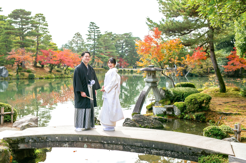 紅葉シーズンのことじ灯籠前にて