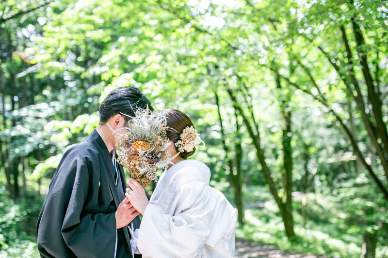 ブーケで顔を隠し