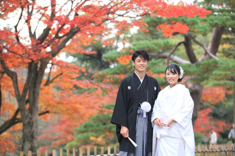 紅葉をバックに