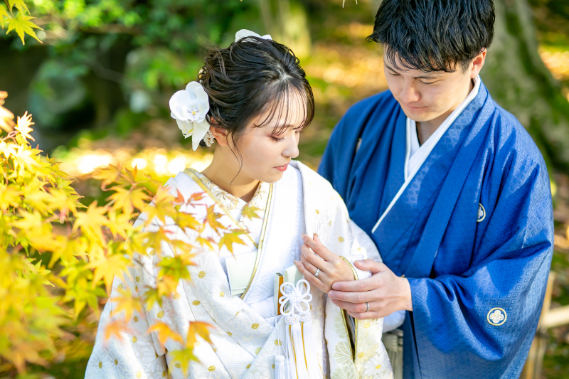 優しく手を取り合いながら