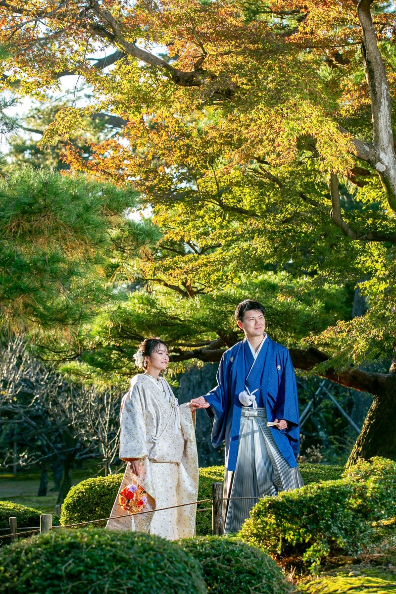 手を取り合いながら