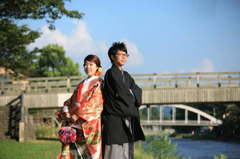 梅の橋をバックに