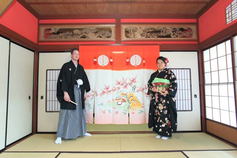 花嫁暖簾を背景に