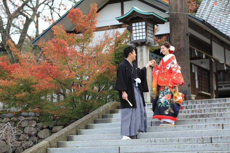 手を取り合って