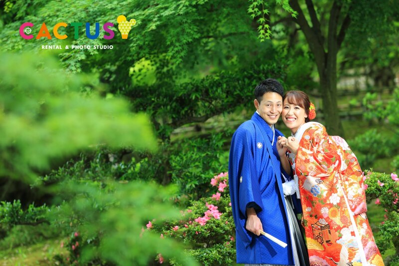 新緑を背景に笑顔なお2人