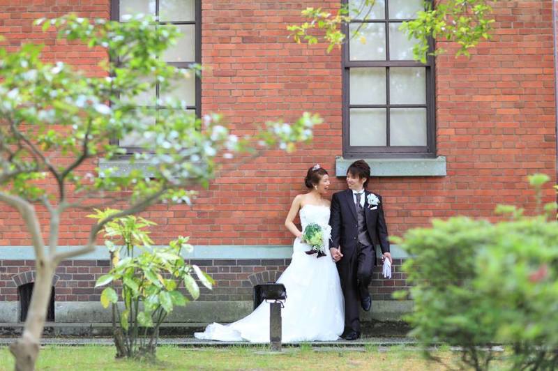 レンガをバックに♪