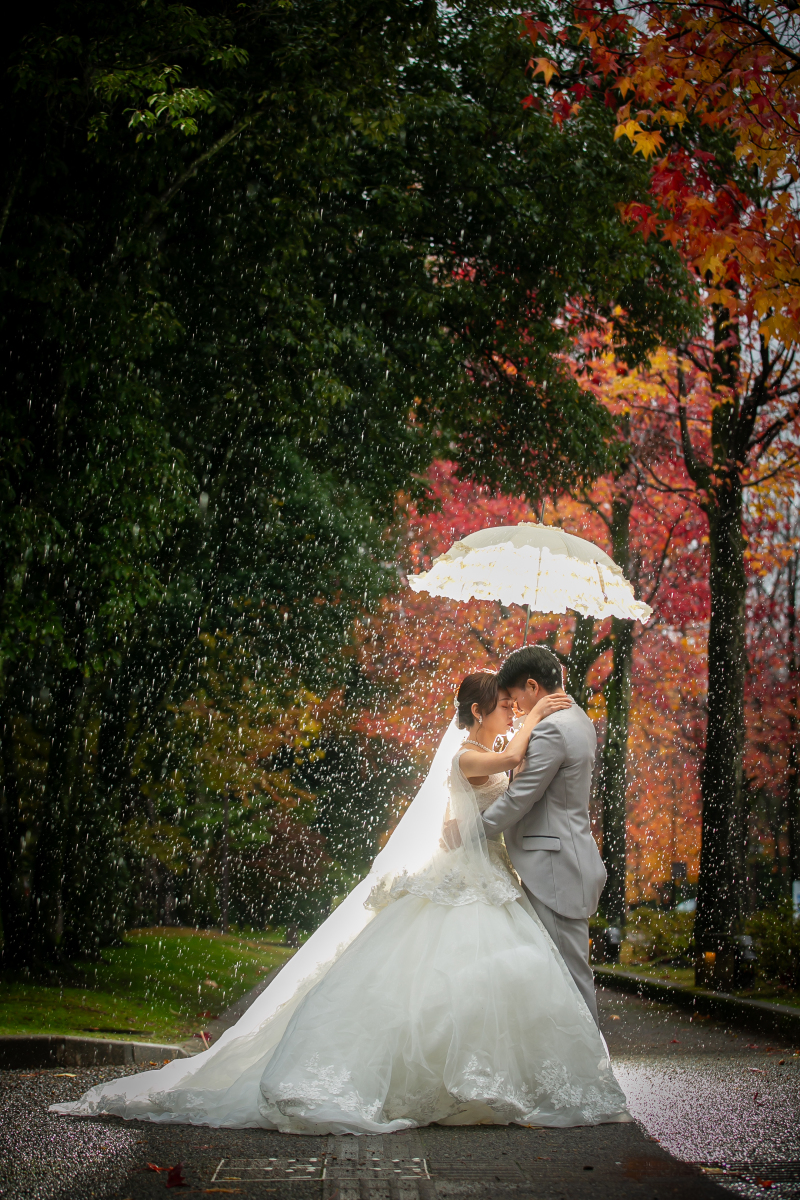 小雨の中に照らされて
