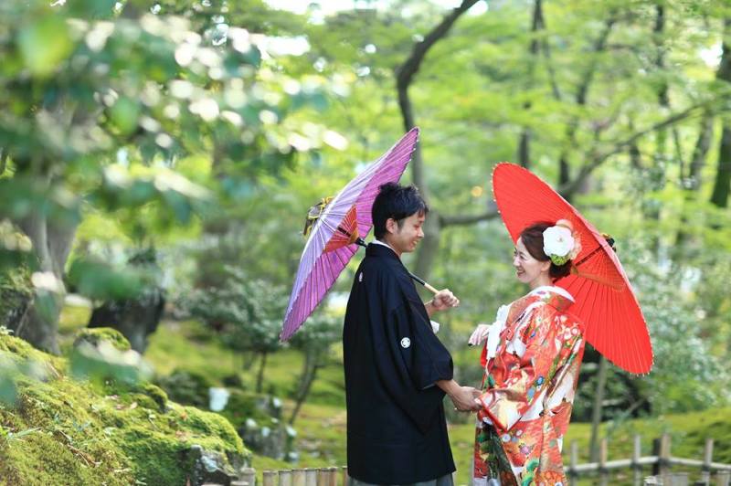 番傘を持ちながら