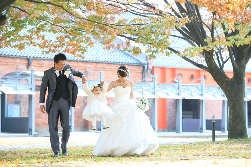 手を繋ぎながら