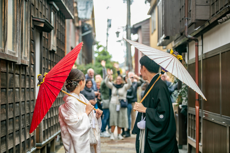 観光客に祝福されて