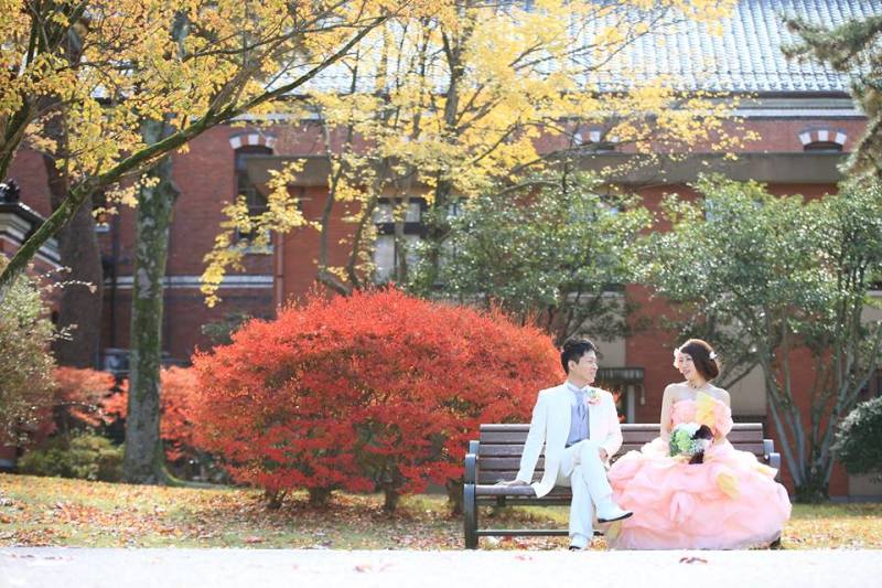 紅葉をバックに