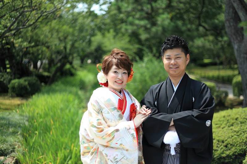 兼六園内杜若曲水をバックに