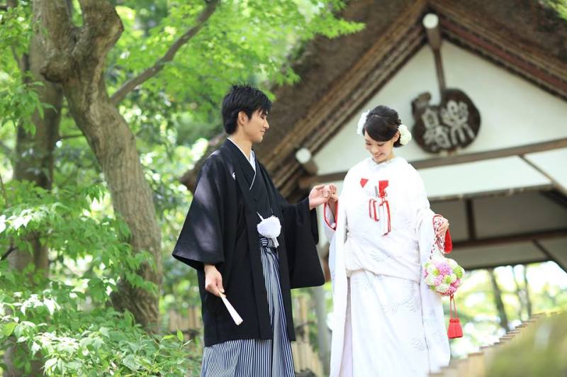 手を取り合いながら